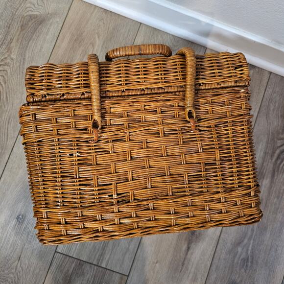 Vintage Wicker Picnic Basket - Picture 5 of 8